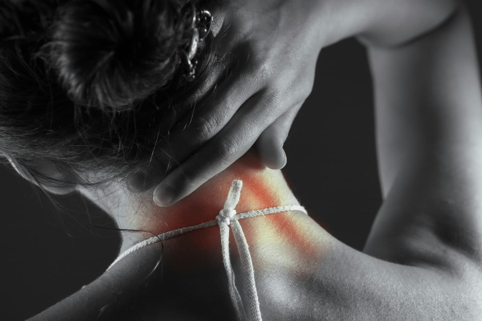 Persona con molestia en el cuello por el uso prolongado de la computadora