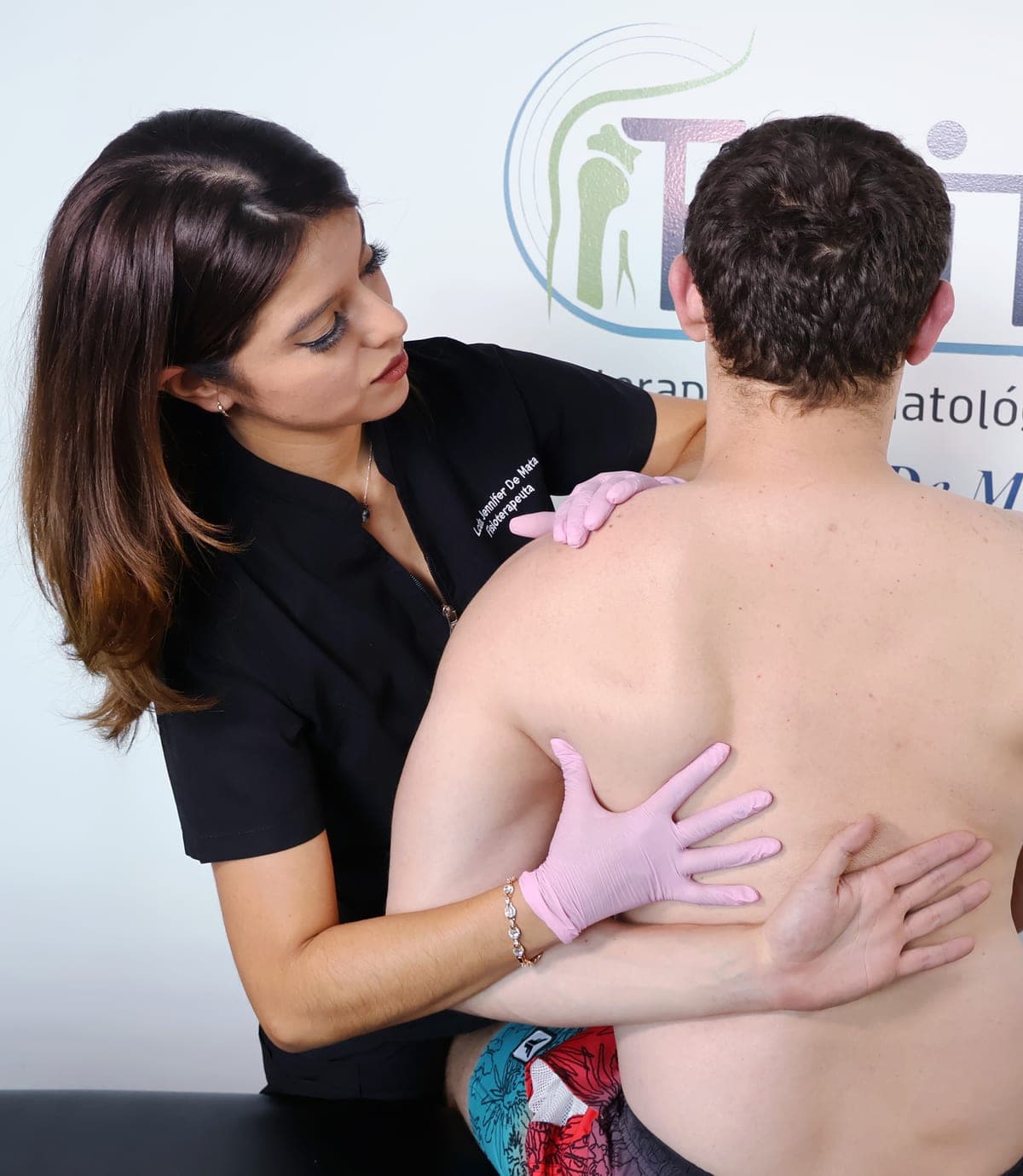 Jennifer De Mata, fisioterapeuta especialista en columna, evaluando la espalda de un paciente en la clínica Fisit, Ciudad de Guatemala