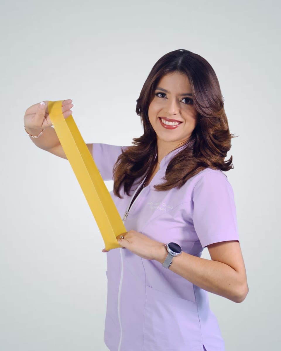 Jennifer De Mata, fisioterapeuta fundadora de Fisit, sosteniendo una banda elástica de ejercicio