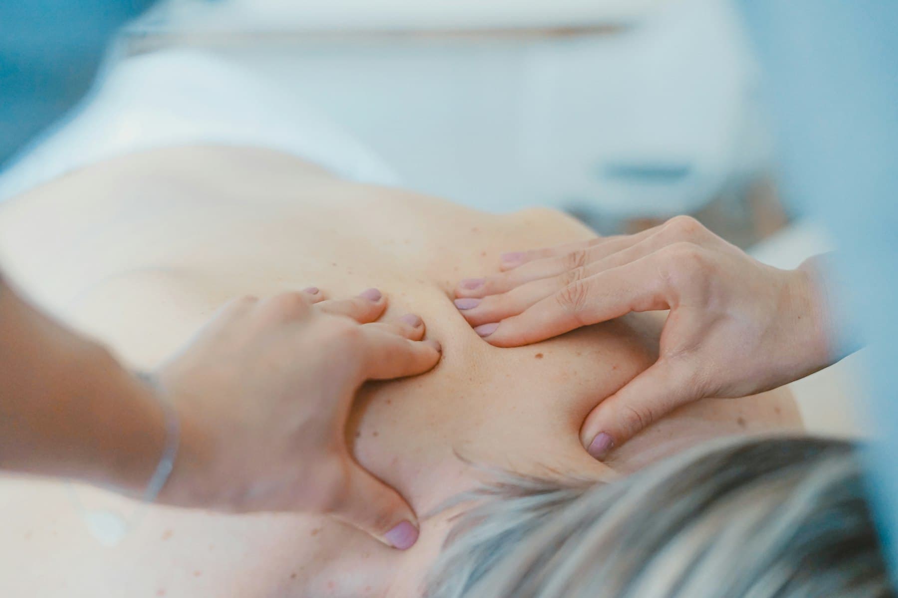 Jennifer Franco, fisioterapeuta especialista en columna, tratando la espalda de un paciente en su clínica en Ciudad de Guatemala